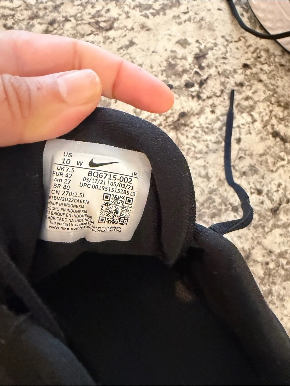 Nike women’s Black and White Lightweight Running Sneakers